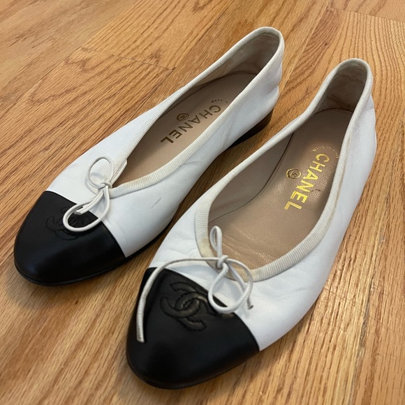 Vintage Chanel White and Black ballet flats - Picture 1 of 12